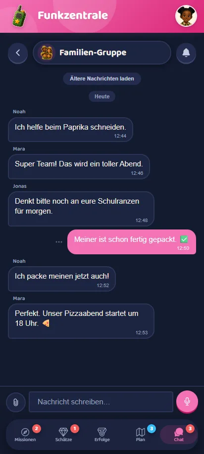 Die Funkzentrale im dunklen Nachtlager-Design: Geschwister-Chat mit extragroßen Emojis und Zustell-Haken.